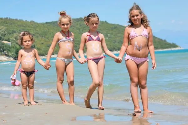 Маленькие девочки на море — стоковое фото