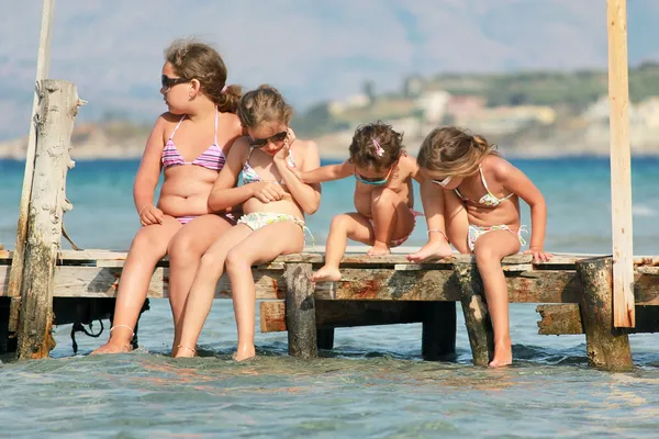Küçük kızlar denizde — Stok fotoğraf