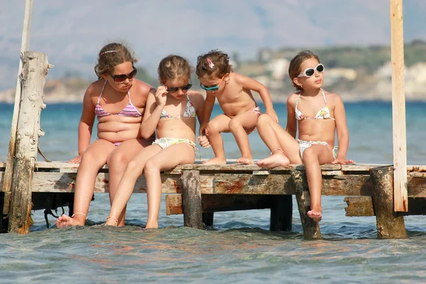Kleine Mädchen auf dem Meer — Stockfoto