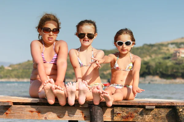 Three girls on the pier — Stock Photo, Image