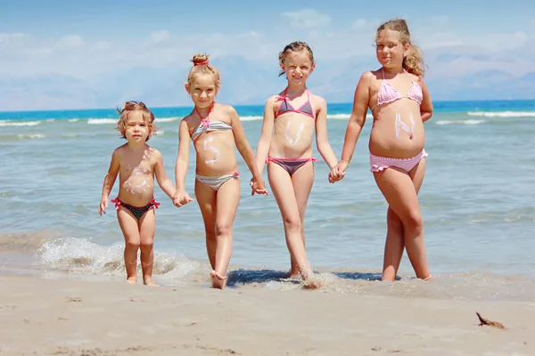 Девушки на пляже — стоковое фото