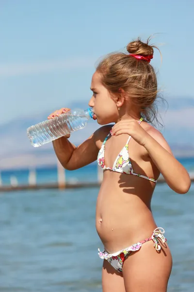 Lány ivóvíz — Stock Fotó