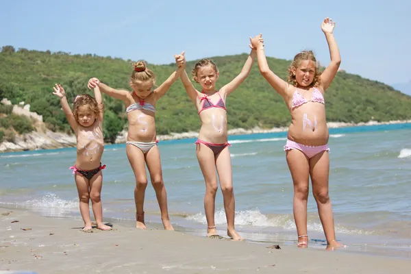 Barnen på sunny beach — Stockfoto