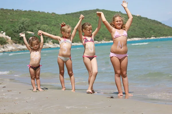 Barnen på sunny beach — Stockfoto