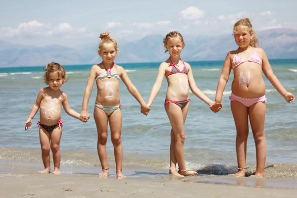 Дети на солнечном пляже — стоковое фото