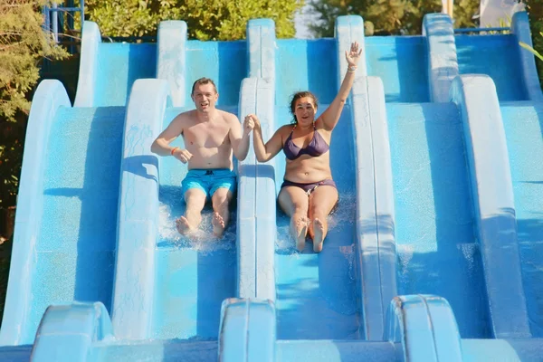 Man and woman in water park — Stock Photo, Image