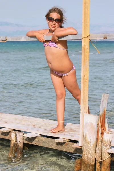 木製の桟橋の女の子 — ストック写真
