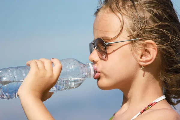 Menina água potável da garrafa — Fotografia de Stock