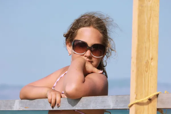Dívka na dřevěném molu — Stock fotografie