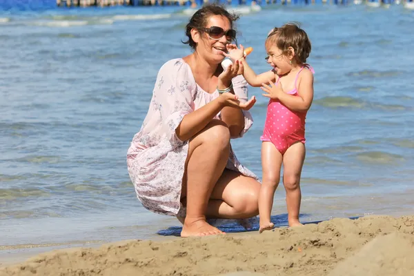 Moeder en dochter op het strand — Stockfoto