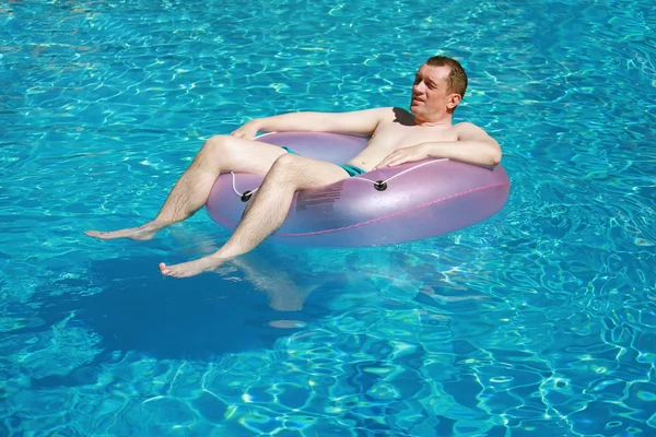 Man ontspannen in het zwembad — Stockfoto