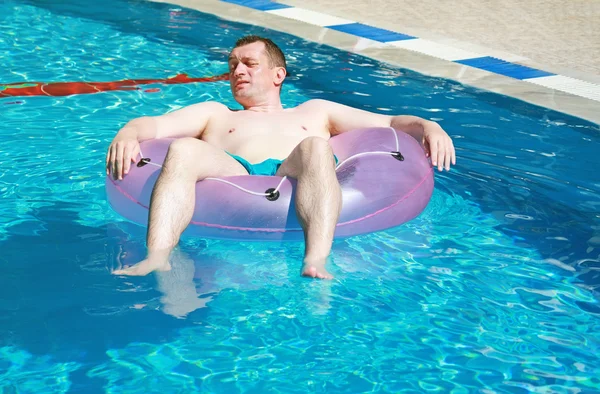 Hombre relajándose en la piscina — Foto de Stock