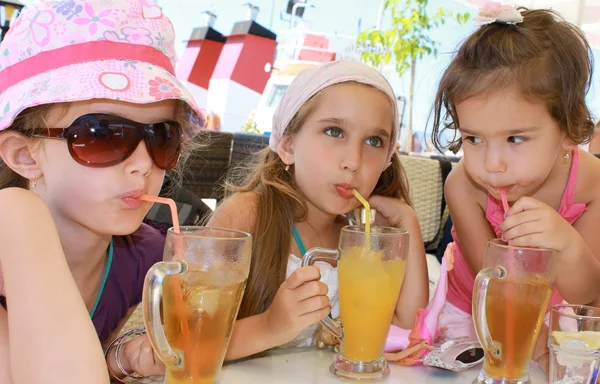 Chicas bebiendo jugo —  Fotos de Stock