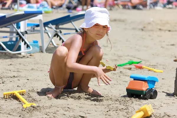 Dívka v písku — Stock fotografie