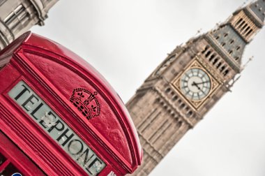 big ben yakınındaki kırmızı telefon