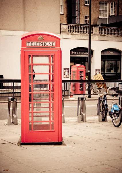 Красная телефонная будка — стоковое фото