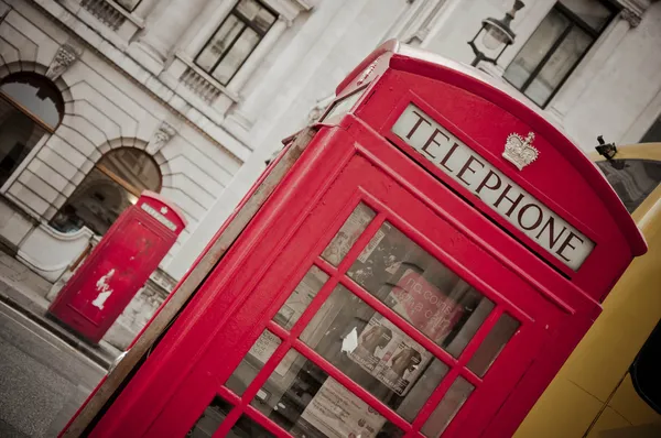 Czerwone budki telefonicznej w Londynie — Zdjęcie stockowe
