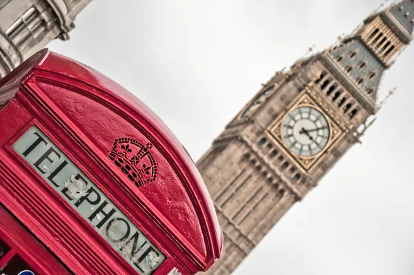 Telefone vermelho perto de Big Ben — Fotografia de Stock