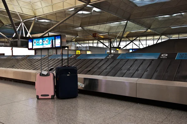 Een tas op de luchthaven Rechtenvrije Stockfoto's