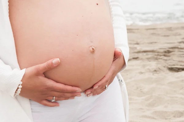 Buik van een zwangere vrouw — Stockfoto