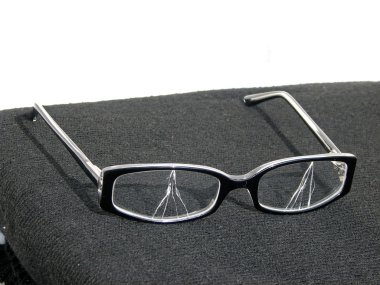 kırık gözlük