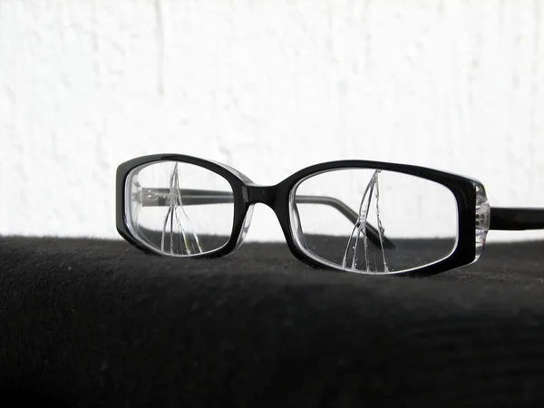 Kırık gözlük — Stok fotoğraf