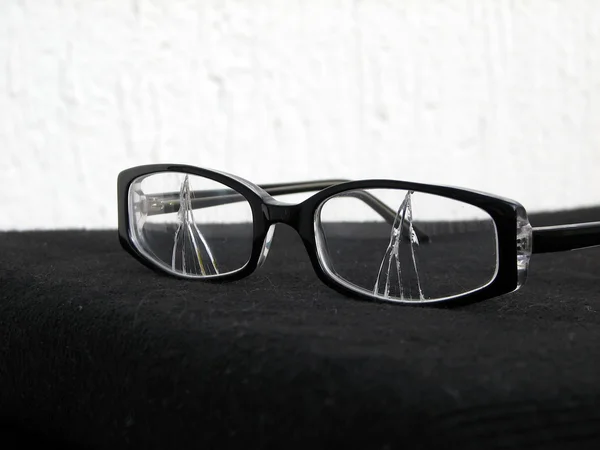 Złamane okulary — Zdjęcie stockowe