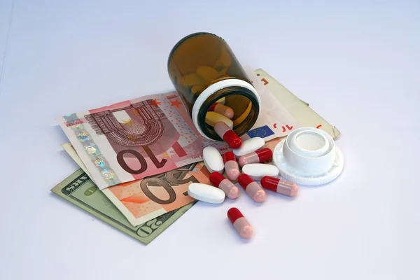 Píldoras y dinero — Foto de Stock