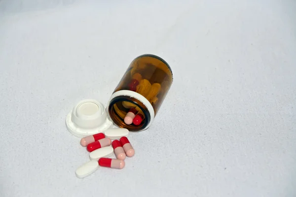 Tabletki w butelce — Zdjęcie stockowe