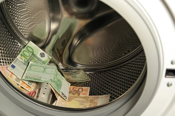 Geld in der Waschmaschine — Stockfoto