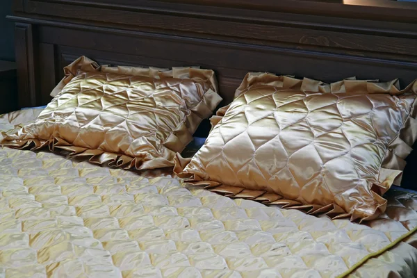 Μαξιλάρια στο κρεβάτι — Φωτογραφία Αρχείου
