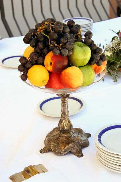 Frutas en un tazón — Foto de Stock