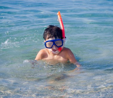 jongen met snorkel masker