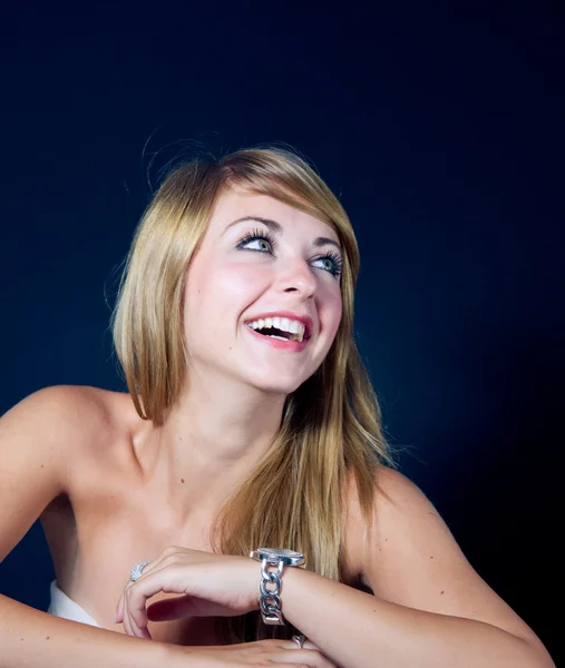 Krásná mladá žena s úsměvem — Stock fotografie