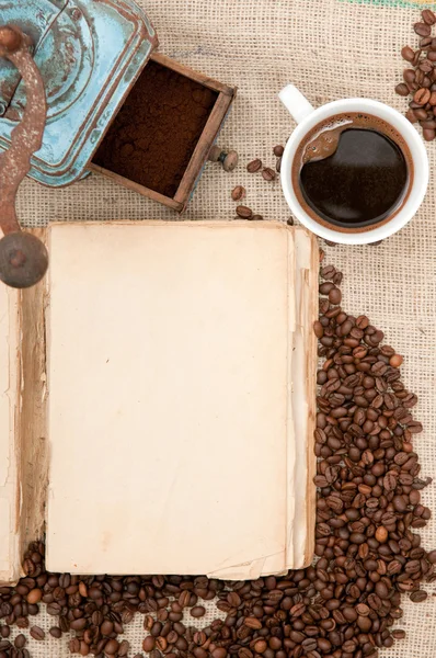 Старая книга с кофе — стоковое фото