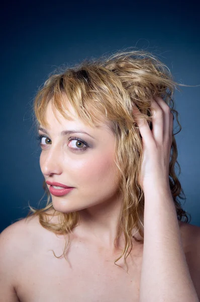 Młoda kobieta z blond włosami — Zdjęcie stockowe