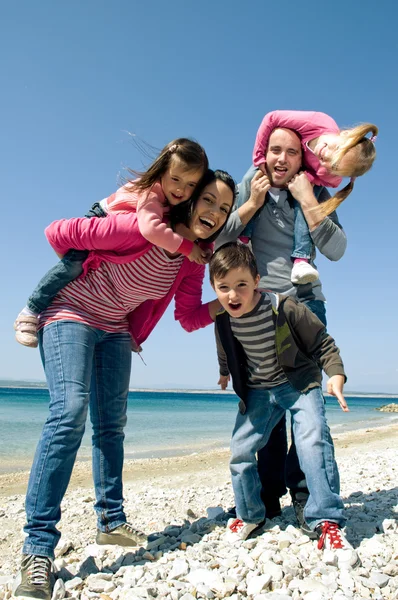 Lyckliga familjen ha roligt — Stockfoto