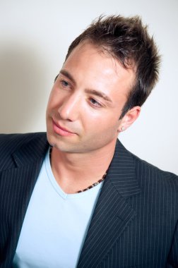 Yakışıklı genç adam.