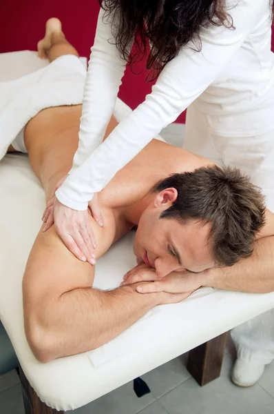 Avendo un massaggio alla schiena — Foto Stock