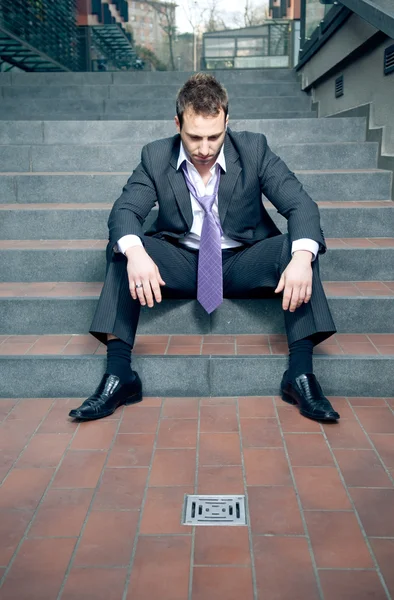 Депрессивный бизнесмен — стоковое фото