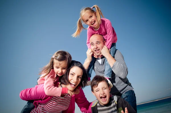 Família feliz se divertindo — Fotografia de Stock