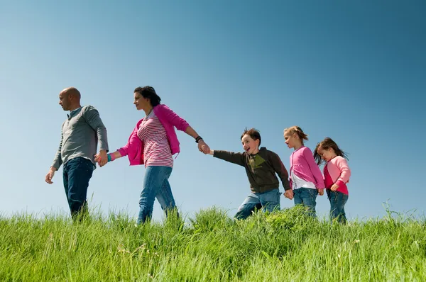 Familia en la naturaleza — Foto de Stock