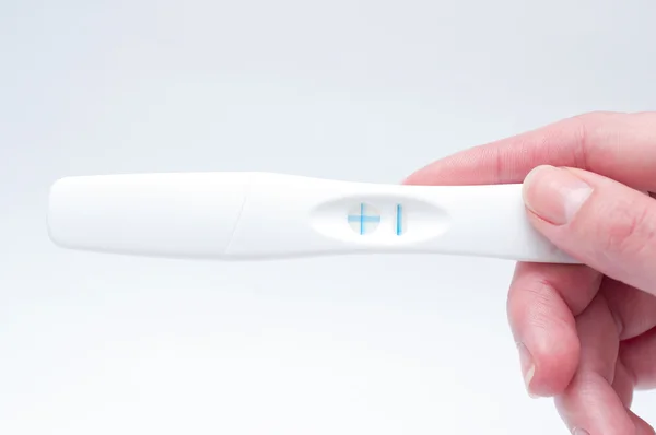 Позитивний тест на вагітність — стокове фото