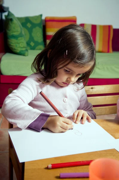 小さな女の子を描く — ストック写真