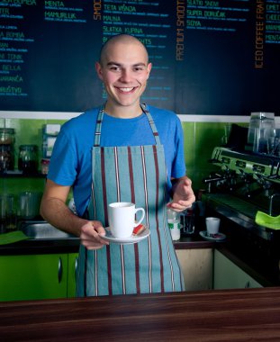 Barmen holding kahve Kupası