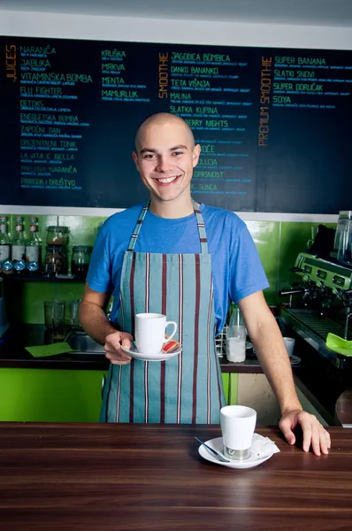 Barman segurando xícara de café — Fotografia de Stock