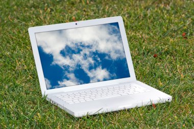 Çimlerin üstünde laptop