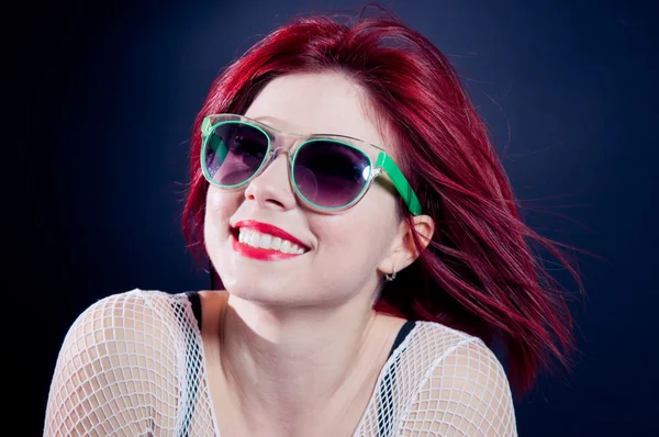 Kızıl saçlı kız gülümseyerek — Stok fotoğraf