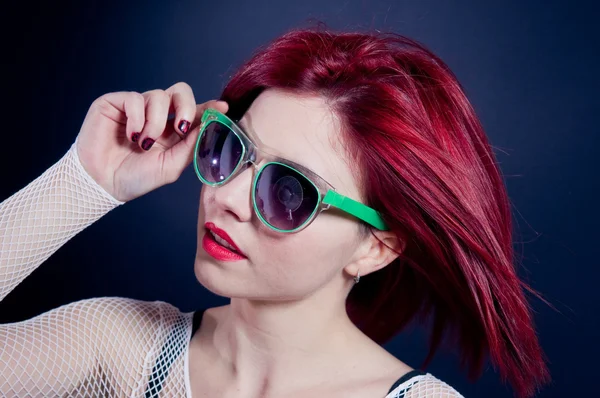 Readhead tjej med glasögon — Stockfoto