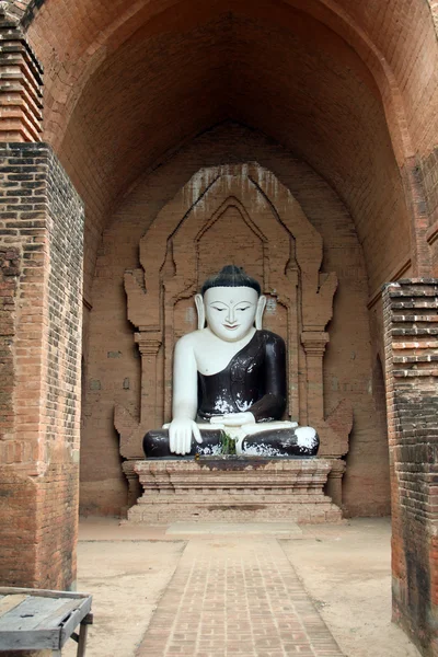 Socha Buddhy uvnitř chrámu bagan — Stock fotografie